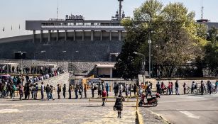 Fila en las afueras del Olímpico Universitario para comprar boletos