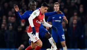 Alexis Sánchez disputa el balón en un juego contra el Chelsea