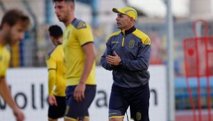 Paco Jémez da indicaciones a sus jugadores de Las Palmas