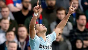 Chicharito festeja gol con West Ham 