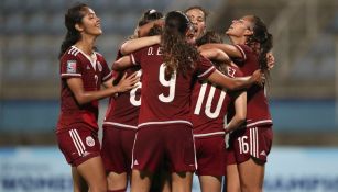 Selección Mexicana Femenil en festejo en duelo de Premundial