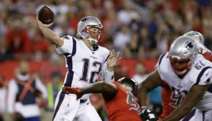 Tom Brady se prepara para lanzar un pase 