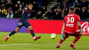 Mbappé encara al portero del Dijon