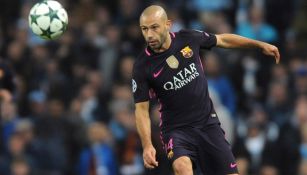 Mascherano disputa un duelo en Champions 