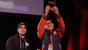 MKLeo, levantando el trofeo de campeón en Genesis 5