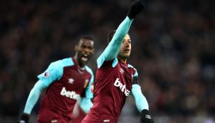 Chicharito celebra un gol con el West Ham