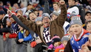 Fanáticos de los Patriots celebran una anotación de su equipo