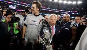 Tom Brady y Robert Kraft tras ganar la AFC