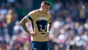 Nico Castillo escupe durante un juego de Pumas