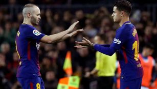 Coutinho le da las manos a Iniesta antes de entrar al terreno de juego 