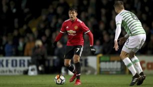 Sánchez conduce un balón en el juego vs Yeovil Town en la FA Cup