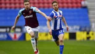 Burke y Jacobs durante el partido Wigan vs West Ham