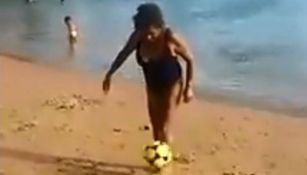 Mujer haciendo dominadas con el balón