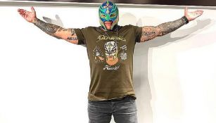 Rey Mysterio posa en una foto