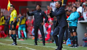 Pedro Caixinha durante el duelo frente a Toluca