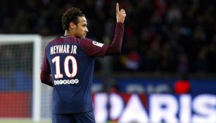 Neymar celebra  anotación con el PSG