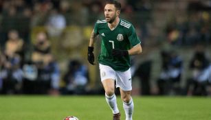 Miguel Layún en un partido con la Selección Mexicana