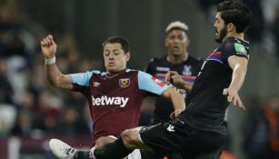 Chicharito disputa un balón con James Tomkins