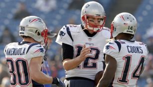 Tom Brady habla con sus compañeros Brandin Cooks y Danny Amendola