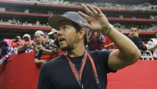 El actor Mark Wahlberg saluda a sus fan durante el SuperBowl LI 