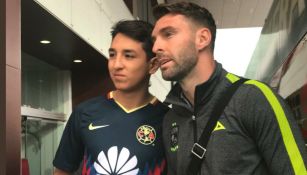 Aficionado del América se retrata con Mauro Boselli 