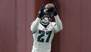 Malcolm Jenkins realiza ejercicios durante una práctica con Eagles 