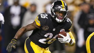 Le'Veon Bell acarrea el ovoide en un juego de Steelers