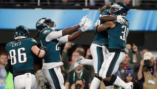 Jugadores de Eagles festejan tras touchdown