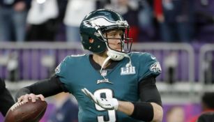 Nick Foles lanza el ovoide en el Super Bowl LII 