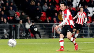 Chucky Lozano durante un partido en el PSV