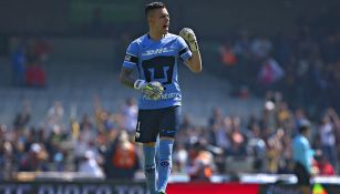 Alfredo Saldívar celebra en un partido de Pumas 