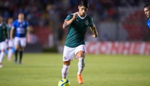 Alan Pulido, a punto de rematar en el juego contra Gallos