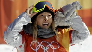 Chloe Kim después de ganar la medalla en snowboarding