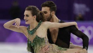 Gabriella Papadakis y Guillaume Cizeron, realizan un paso de su rutina