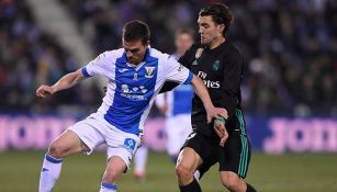 Jugador de Leganés cubre balón contra Real Madrid 