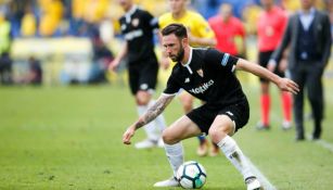 Miguel Layún conduce el esférico durante un juego con el Sevilla