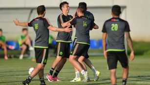 Jugadores del Tri festejan en un entrenamiento