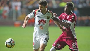 Oribe Peralta forcejea con un jugador del Saprissa