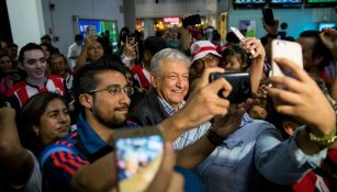 AMLO atiende a sus seguidores durante la campaña a la presidencia