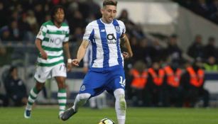 Héctor Herrera da un pase en encuentro frente al Sporting de Lisboa 