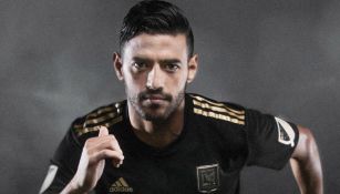 Carlos Vela posa con el jersey de LAFC