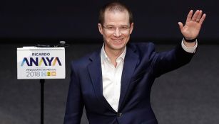 Ricardo Anaya saluda tras ser nombrado como candidato presidencial 