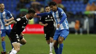 Layún pelea un balón en el partido contra el Málaga