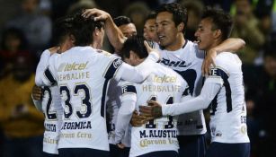 Jugadores de Pumas celebran el gol del Cubo Torres