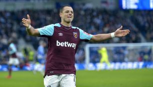 Javier Hernández durante un partido con el West Ham