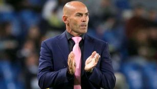 Paco Jémez aplaude a sus jugadores en el partido contra Barcelona