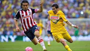 Héctor Reynoso conduce el balón frente a Rubens Sambueza