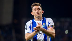 Héctor Herrera aplaude al final de un duelo con el Porto