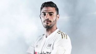 Carlos Vela posa con la playera de LAFC