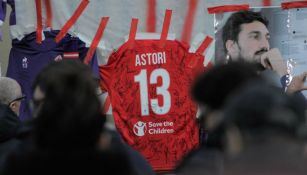 Jersey de Astori, en un portal del estadio Franchi